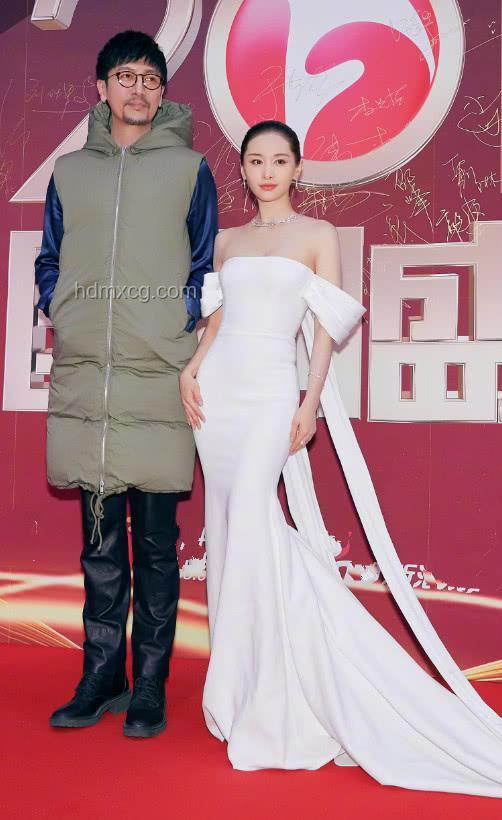 宋茜VOGUE红毯绿金抹胸裙造型案例研究